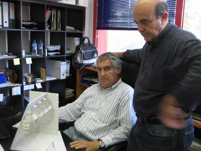 Antonio Gallart (derecha) y Christian Ramrez con la maqueta de una seccin del Pabelln Puente