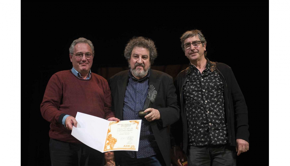 Juan Gmez-Cornejo, en el centro, recogiendo el Premio Rogelio de Egusquiza de Iluminacin