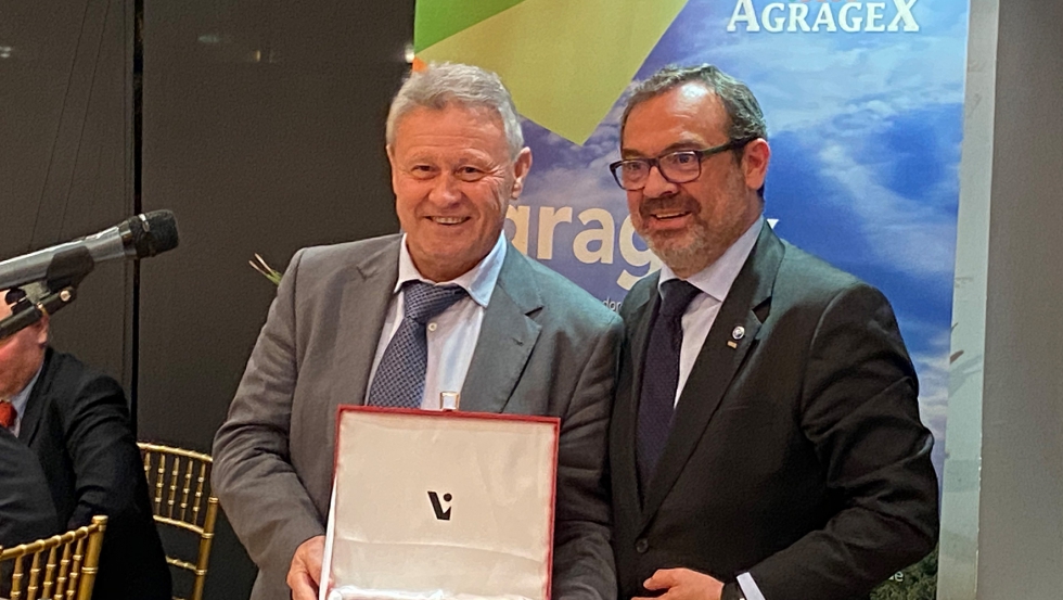 Juan Pascual, presidente de Exafan, recogi la placa de manos de Rogelio Cuairn, de Feria de Zaragoza