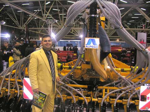 Miguel ngel Rivas, gerente de Alpibrica, frente a la sembradora Airspeed AS3 expuesta en Eima 2008