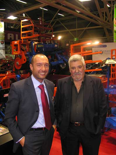 A la izquierda, Cristian Rossi, de Ferrari Costruzioni Meccaniche, junto a Francisco Beltrn, gerente de Beltrn Maquinaria Agrcola...