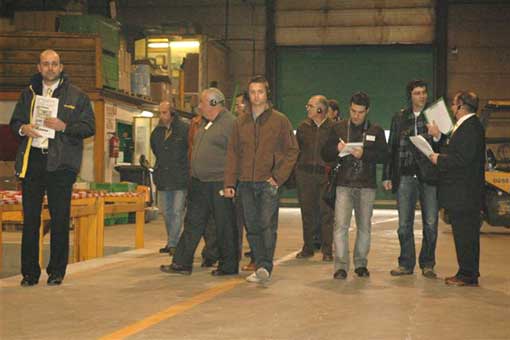 Grupo de periodistas y distribuidores espaoles durante la visita a las instalaciones de la compaa