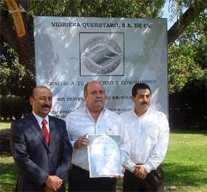 Arturo Eulogio Ortiz, Javier Leal y Eduardo Armas al recibir la certificacin