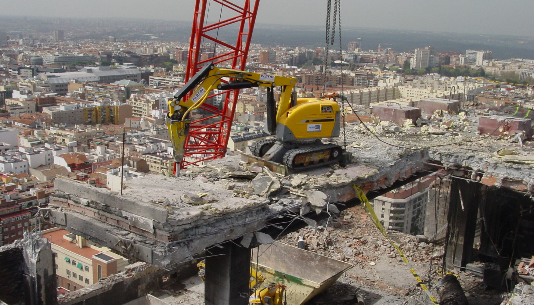 Robot Brokk de Perfox en los trabajos de desmantelacin del Edificio Windsor