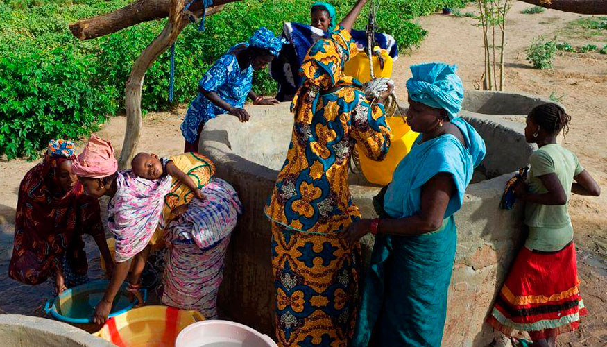 La gestin, provisin y proteccin del agua que realizan las mujeres consigue una mejora significativa en el acceso al agua segura y en su calidad...