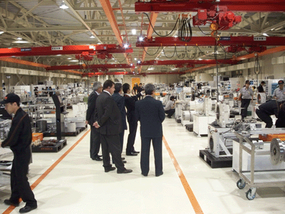 Los visitantes en las instalaciones productivas de la empresa Mazak en Japn