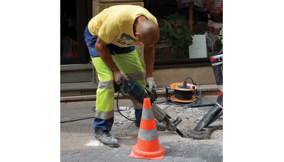 La vibracin local de las manos, como ocurre al trabajar con taladros y otras mquinas vibratorias sujetadas con las manos...