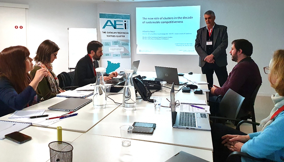 Primer da de la reunin del proyecto Clamtex con Alberto Pezzi, de Acci, presentando un resumen de las polticas de clsteres en Catalua...