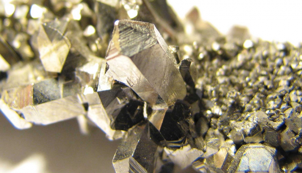 El niobio es un metal de transicin dctil, gris, blando y poco abundante. Foto: Artem Topchiy