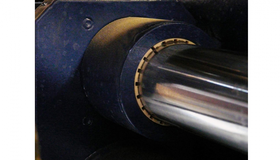 El cilindro de direccin utiliza cojinetes plsticos fabricados con Iglidur J que no necesitan mantenimiento. Foto: Igus GmbH...