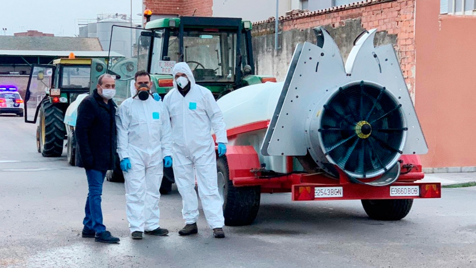 Grupo de agricultores manchegos que participan en los trabajos de desinfeccin
