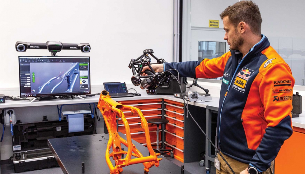 El controlador de calidad de Motorsport, Christian Schwarz, lleva a cabo escaneado 3D del marco de una motocicleta...