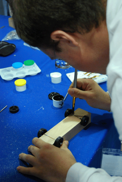 Un concursante montando el coche de madera con las herramientas de Dremel