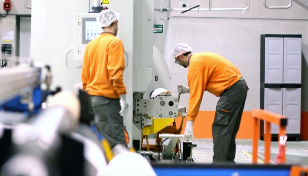 Dos trabajadores en la planta de Evalam en A Corua