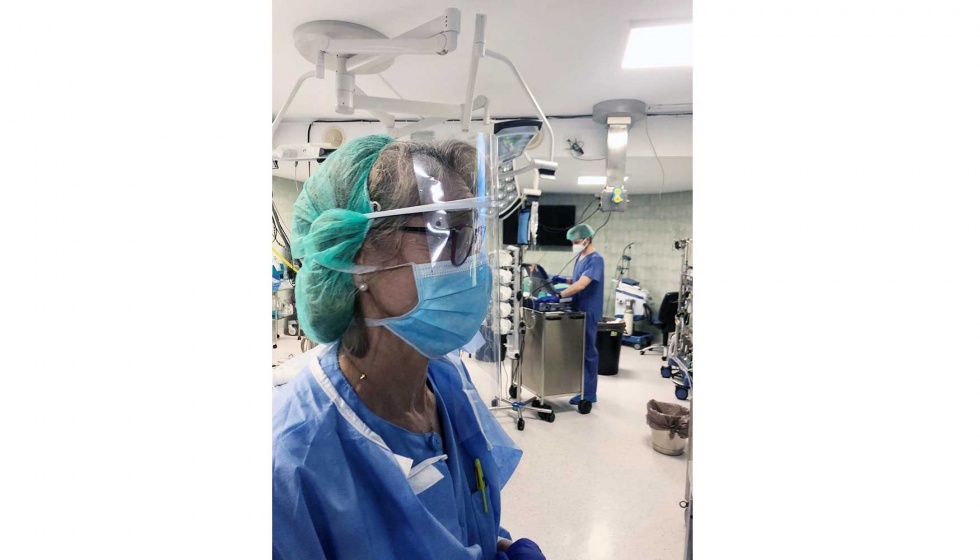 La doctora Navarro, anestesista, con una de las mscaras impresas por Cruzcampo