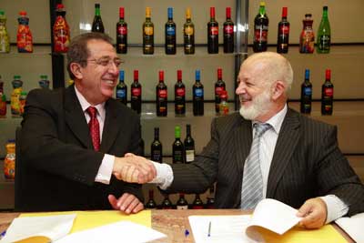 Signing of the agreement between the Silk of Barcelona and Don Simn