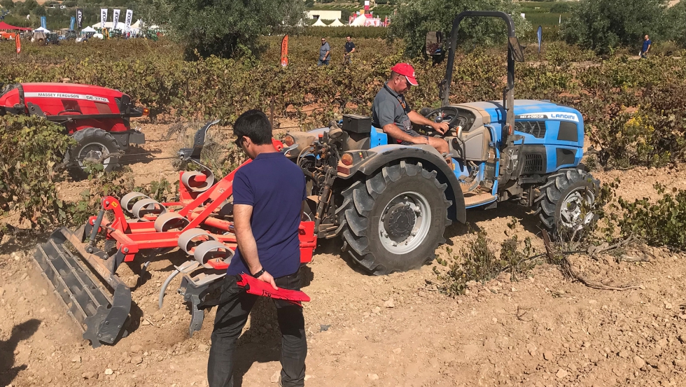 Agricultores probando maquinaria en la pasada Demoagro Specialty