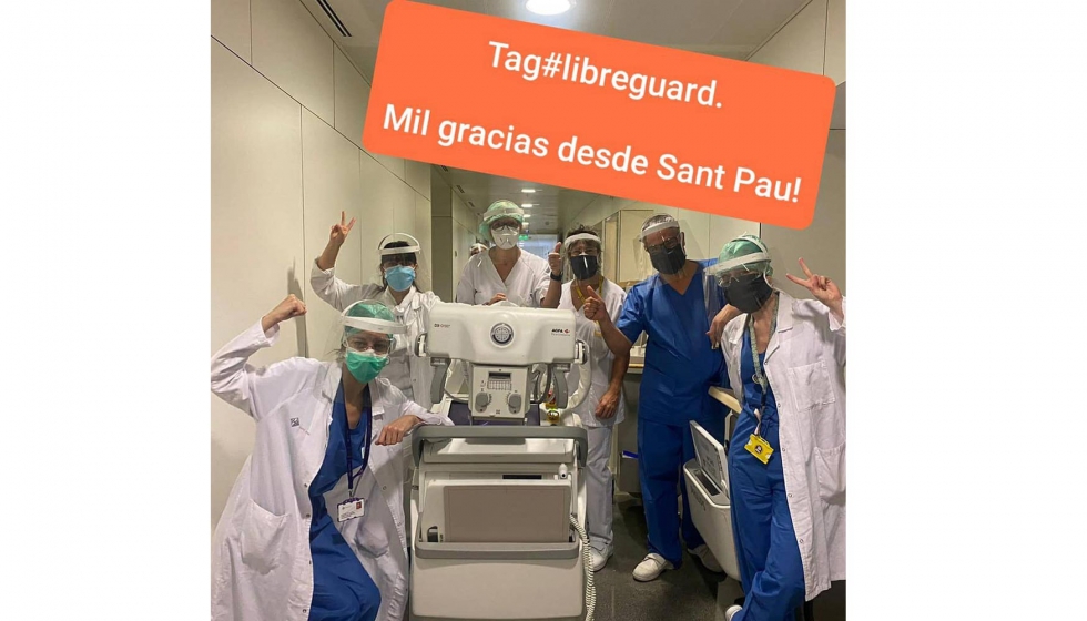 Los sanitarios utilizando las viseras en el Hospital de Sant Pau en Barcelona