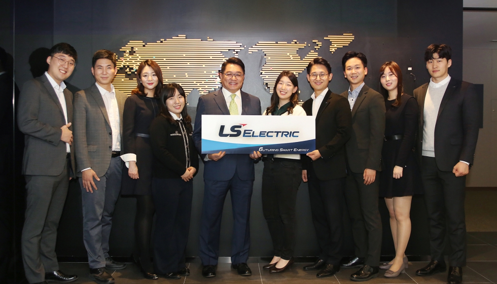 El presidente de LS Electric, Koo Ja-kyun, en el centro, sostiene un cartel con el nuevo nombre de la compaa con empleados en la LS Tower en Anyang...