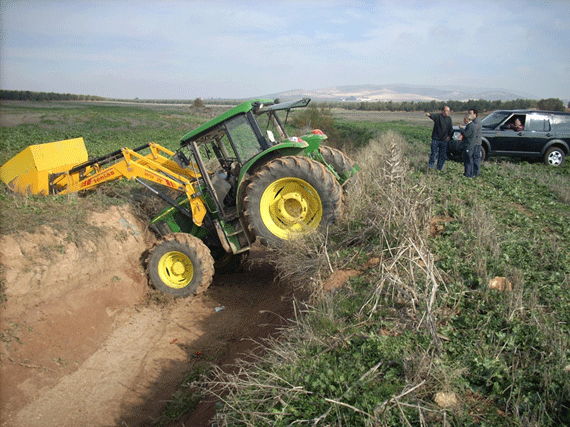 Los accidentes propios del agricultor en sus labores suelen ser habituales, como esta cada en un canal seco