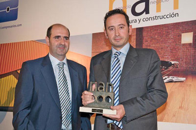 El director comercial de Astrawall, Santiago Bella, recibi el premio de manos de Guillermo Muoz Cabaas...
