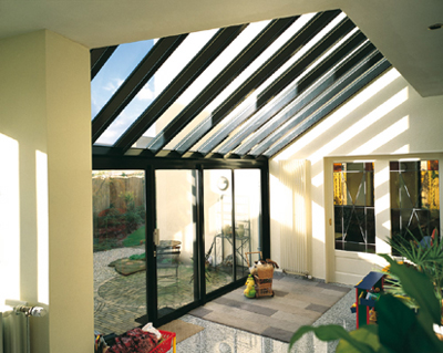 Las nuevas vigas de la veranda se han ampliado y fortalecido para crear mximas anchuras y transparencias