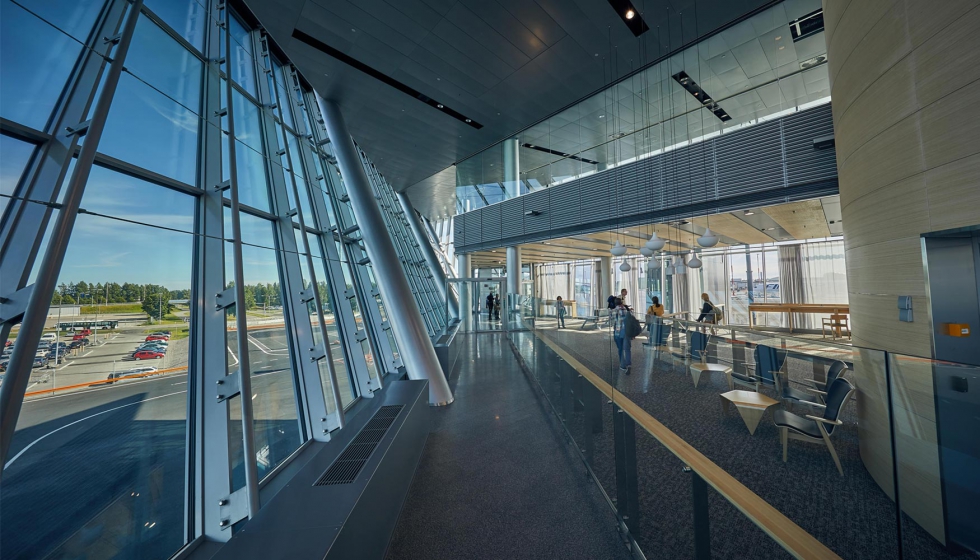 Interior de la terminal del aeropuerto de Helsinki. Los vidrios de la fachada y de los paneles interiores estn laminados con Evalam...