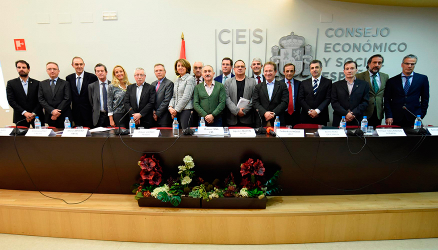 Foto de familia de los participantes en la constitucin de la Alianza por la Competitividad de la Industria Espaola...