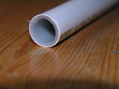 Seccin de un tubo fabricado durante el simposium, con capa intermedia de aluminio