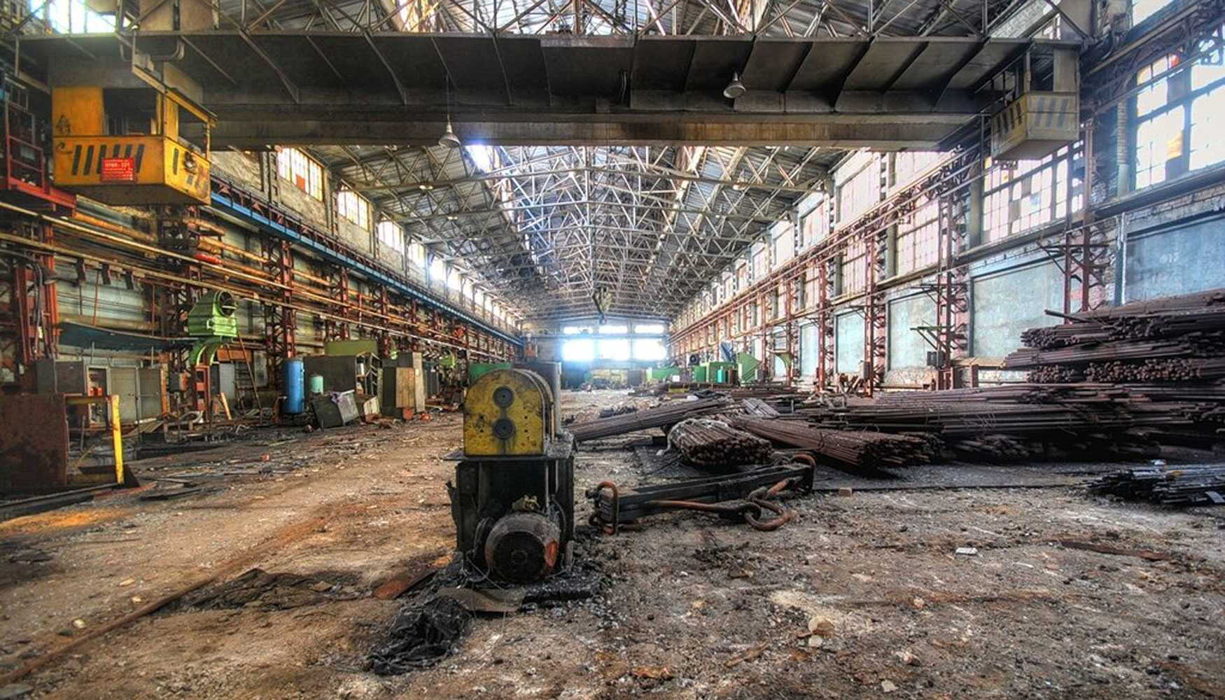 Interior de la fbrica que est siendo demolida por las cizallas de Arden Equipment