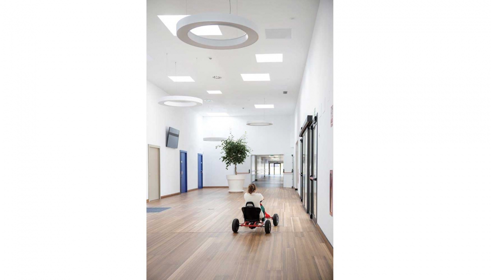 Un total de 193 ventanas Velux inundan el centro de luz natural, mejorando el rendimiento y el bienestar del alumnado...
