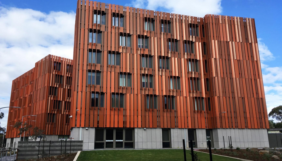 Residencia de estudiantes construida segn el estndar Passivhaus. Las lminas de chapa proyectan sombras animadas en la envolvente del edificio...