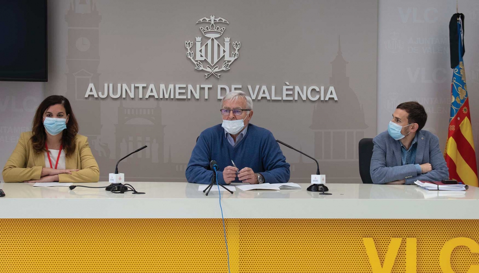 En el centro de la imagen el alcalde de Valencia, Joan Ribo. A su izquierda, el concejal de Agenda Digital, Pere Fuset...