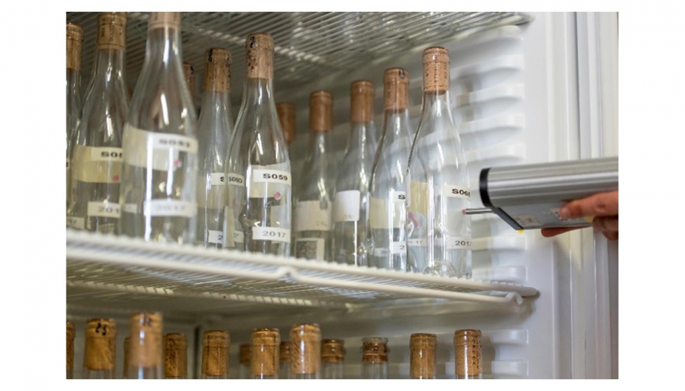Foto 2: Vinoteca termosttica para el almacenamiento de botellas que permite medir la permeabilidad de los diferentes tipos de cierres...