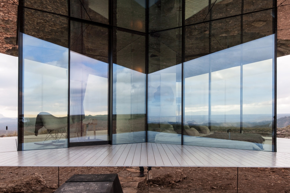 Os vidros exteriores de A Casa do Deserto, equipamento SunGuard SNX 60. Foto: Gonzalo Botet