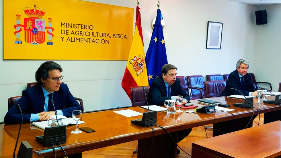 El ministro Luis Planas en el centro junto a Fernando Miranda, secretario general de Agricultura y Alimentacin, y Miguel Ruiz...