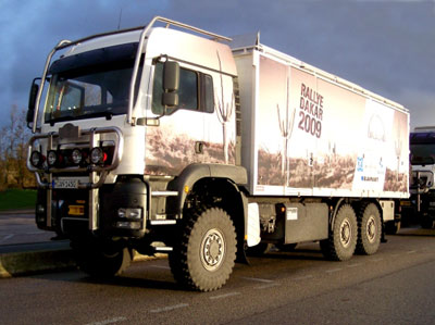 Para asistir a los 80 camiones Man participantes en el Dakar 2009, la empresa enva dos vehculos de traccin total de tres ejes de tipo TGS 26...