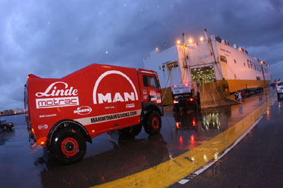 Los camiones Man han viajado en un ferry hasta Buenos Aires. Desde all dar comienzo la carrera el da 3 de enero