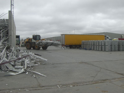 La empresa Hydro expide diariamente 38 trailers de barras de aluminio macizo para empresas de procesado de este material...