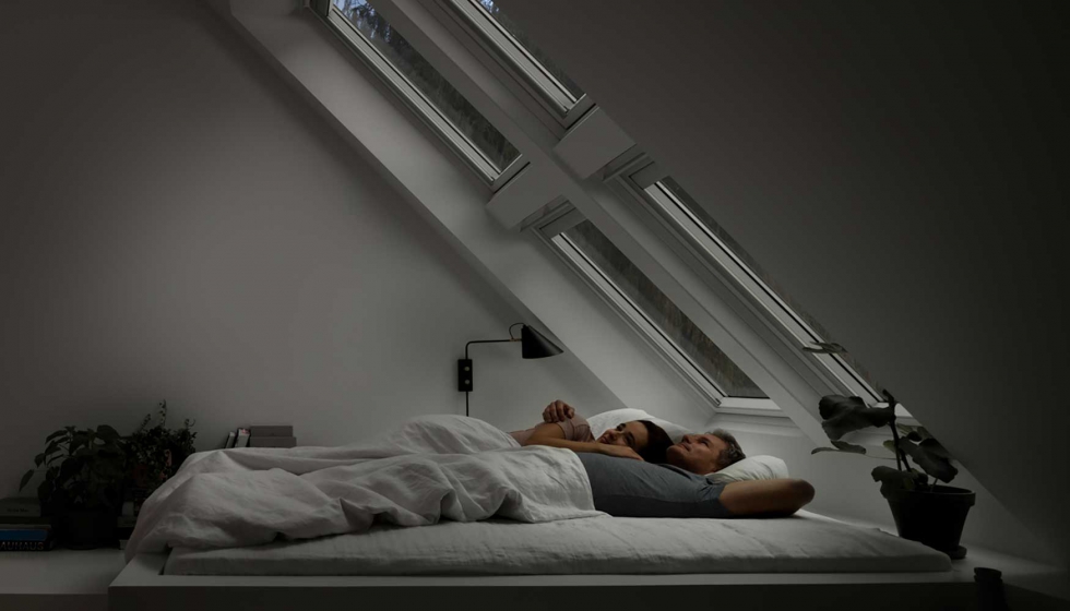 Velux recomienda el contacto con la luz del da y dormir en completa oscuridad por la noche para conciliar el sueo y dormir bien...