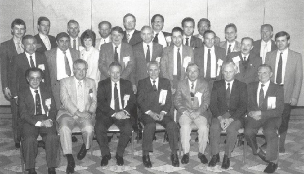 Instantnea de la primera reunin de IFR, en 1987, con representantes de AER (Luis Basaez, sentado, primero por la izquierda, u Daniel Aud...