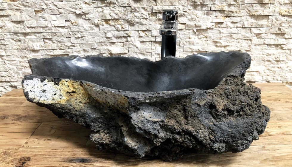 El lavabo de piedra volcnica Chacana es una pieza con carcter, que contribuye a crear una atmsfera relajante en la zona de bao...