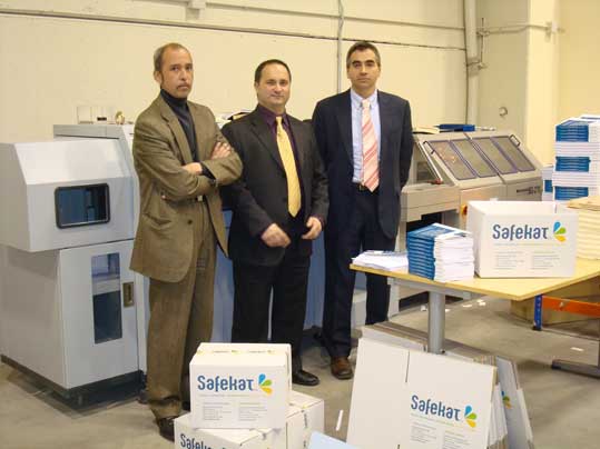 De izquierda a derecha, Marcelo Lpez y Toms Gonzlez, de Safekat, y Francesc Navarro, de OPQ Systems