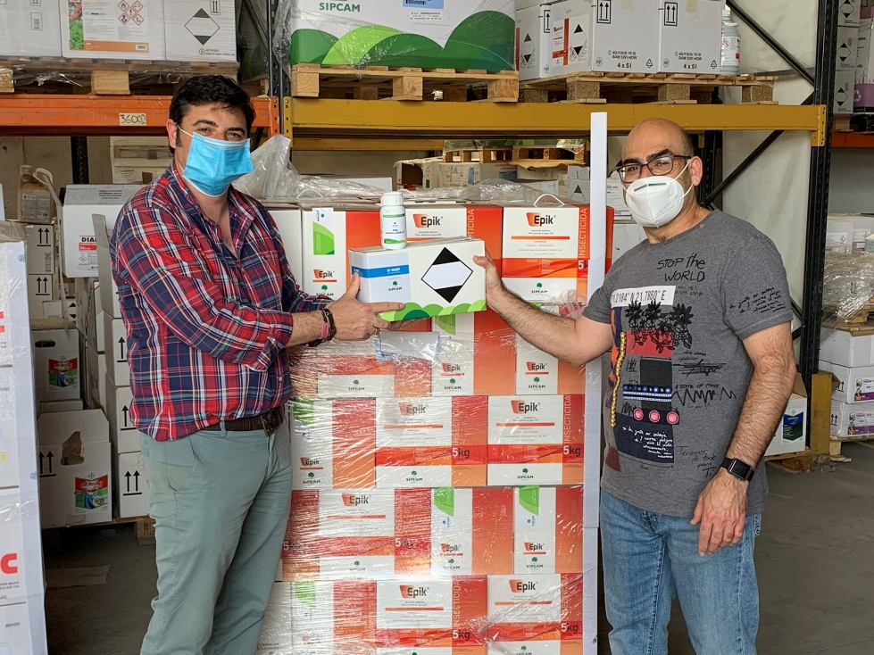 Delegado Comercial de Sipcam repartiendo el pack sanitario al distribuidor Fitocuairan