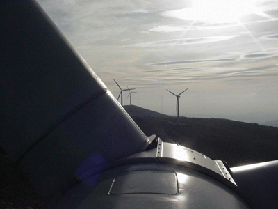 La mayora de las torres en los aerogeneradores modernos son tubulares tronco-cnicas de acero