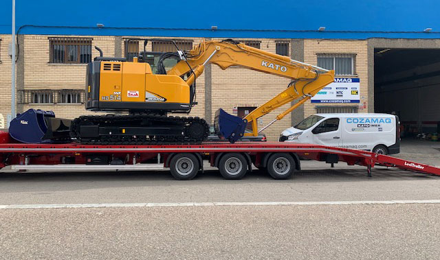Transporte de la excavadora desde las instalaciones de Cozamaq en Zaragoza