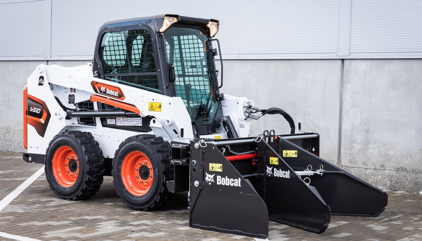 Nuevo esparcidor de suelo y asfalto montado en la cargadora compacta Bobcat S510