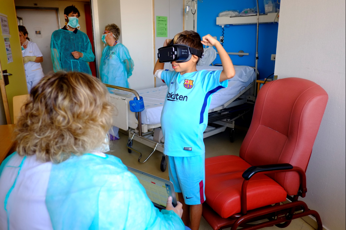 Paciente peditrico utilizando la herramienta Virtual Trasplant Reality manejado por la psicloga