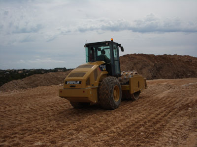 El compactador CS74 Caterpillar es una m�quina de 158 HP de potencia, una masa de 15.690 kg y un motor Caterpillar C6...