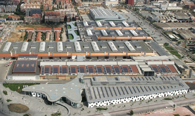 Vista area de los seis pabellones de Fira de Barcelona donde se ha instalado el parque de energa solar fotovoltaica